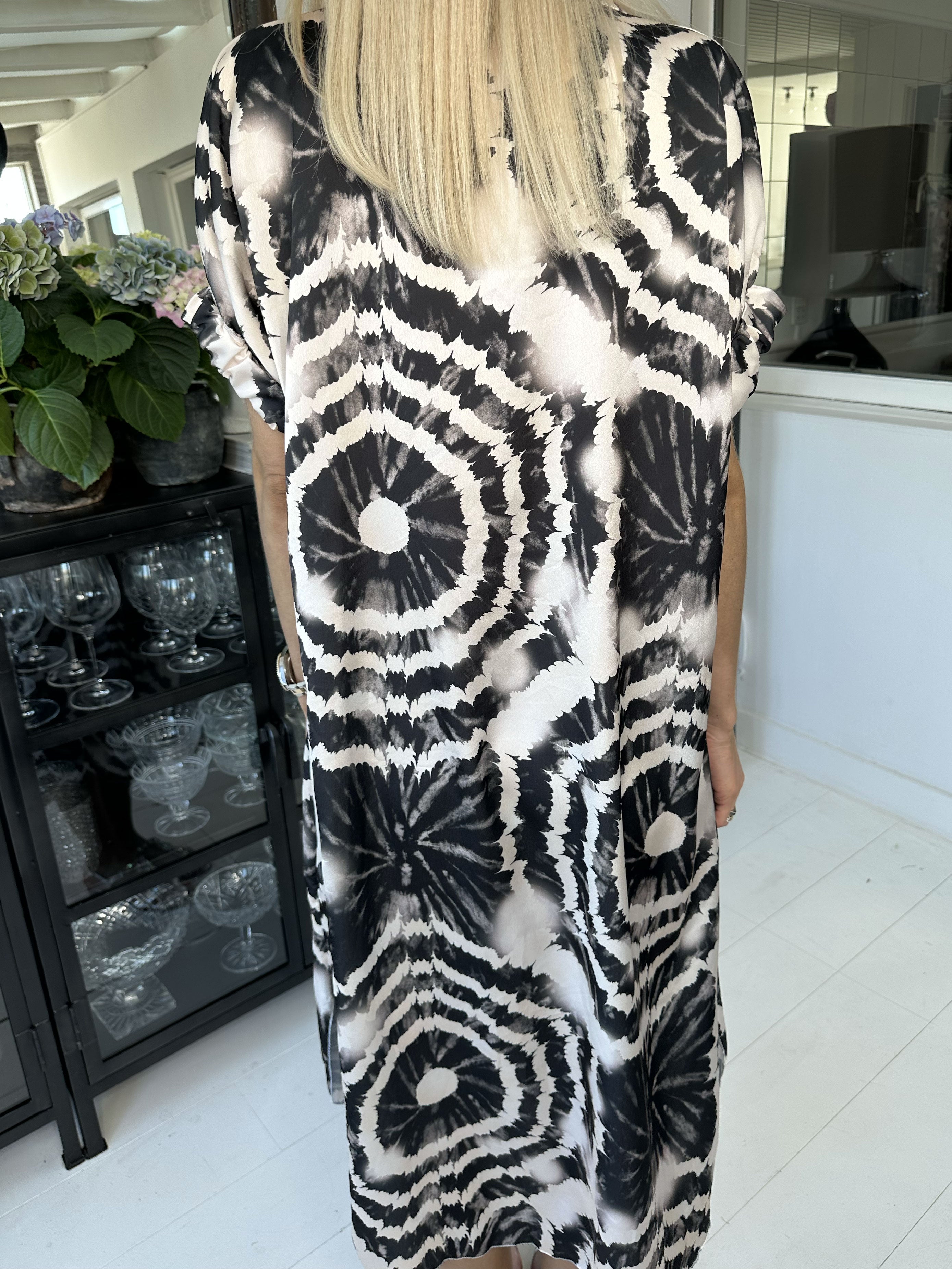 Erin - Skjortekjole med knapper og batikmønster